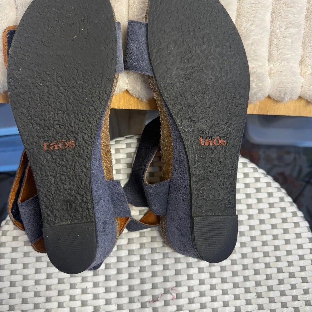 Taos Carousel 2 Gray Suede Wedge Sandals Adjustable Straps Women 41 9.5-10